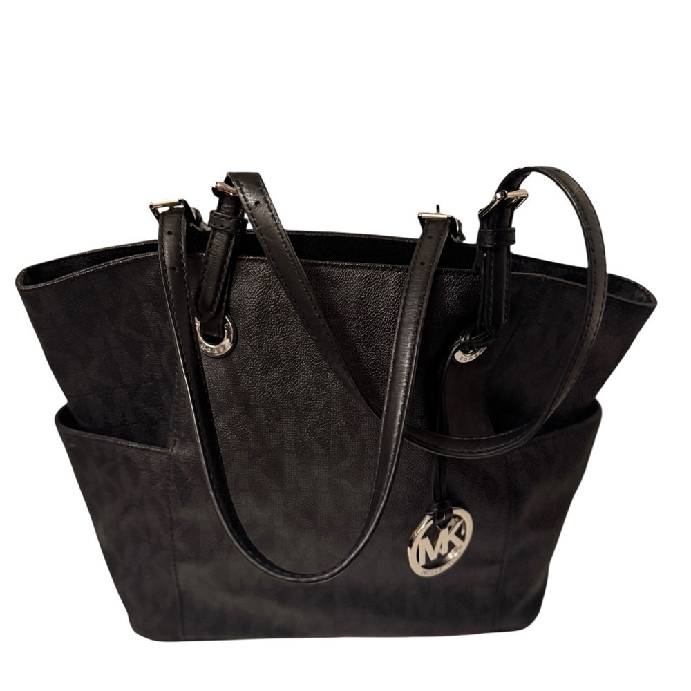 Michael Kors Elegant Black Handbag. Sides packets with a log in the front
